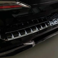 Kryt prahu zadn�ch dve�� nerez �ern� leskl� BMW 7 sedan (G70) M-packet -- od roku v�roby 2023-
